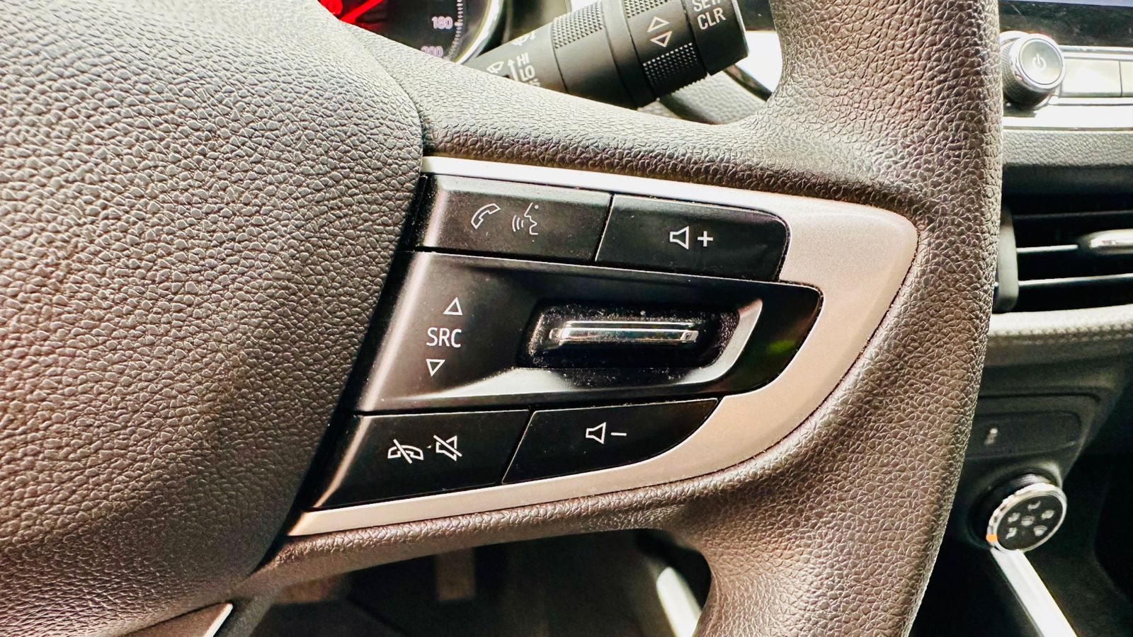 
								Chevrolet Onix LT 2023 full									